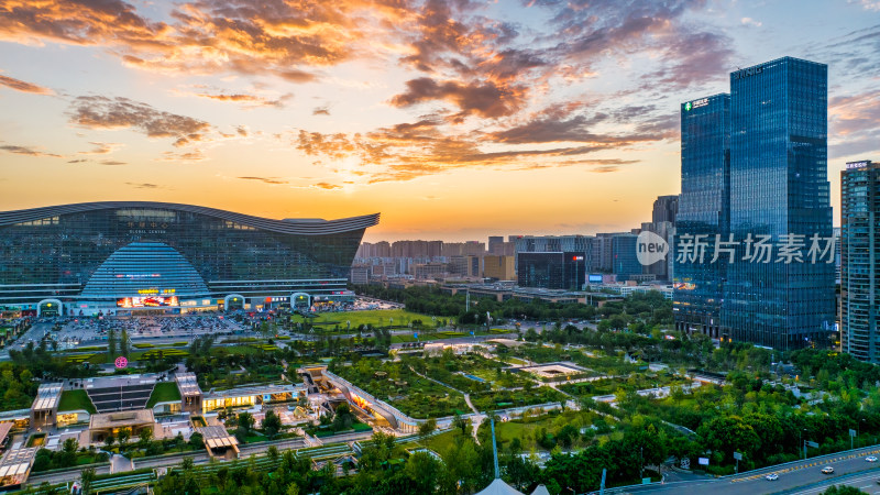 成都高新区夏季傍晚的城市风光