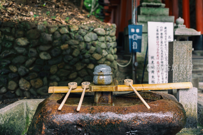 日本京都伏见稻荷大社内的祈福水池