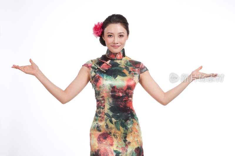 棚拍身穿中国传统服装的年轻女人