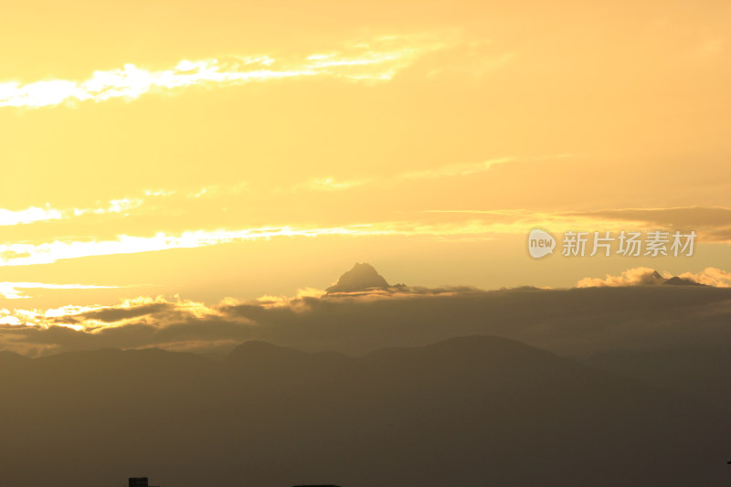 成都温江夏天傍晚拍摄的幺妹峰