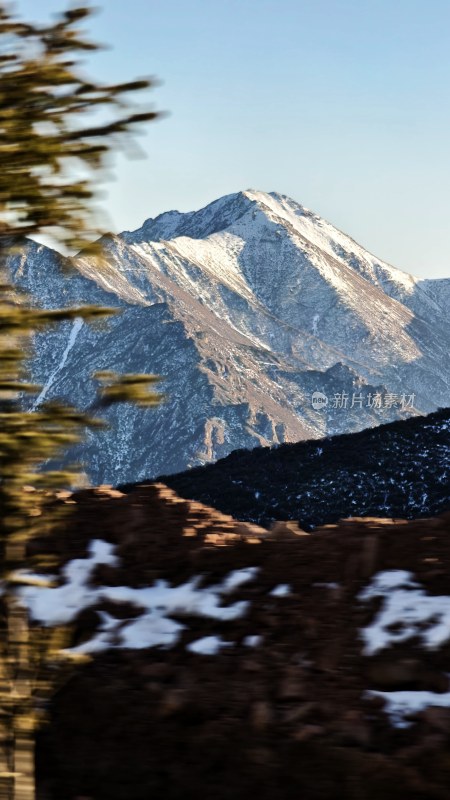 山间雪景图展现巍峨雪山之壮丽