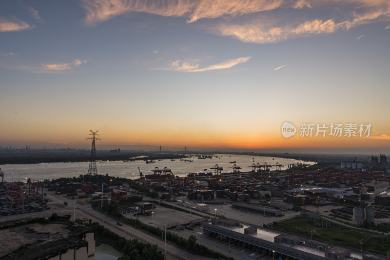 日落时分的港口码头全景图武汉阳逻港