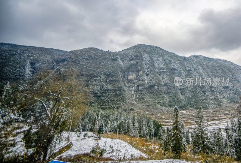 重庆酉阳：绵延青山披白纱