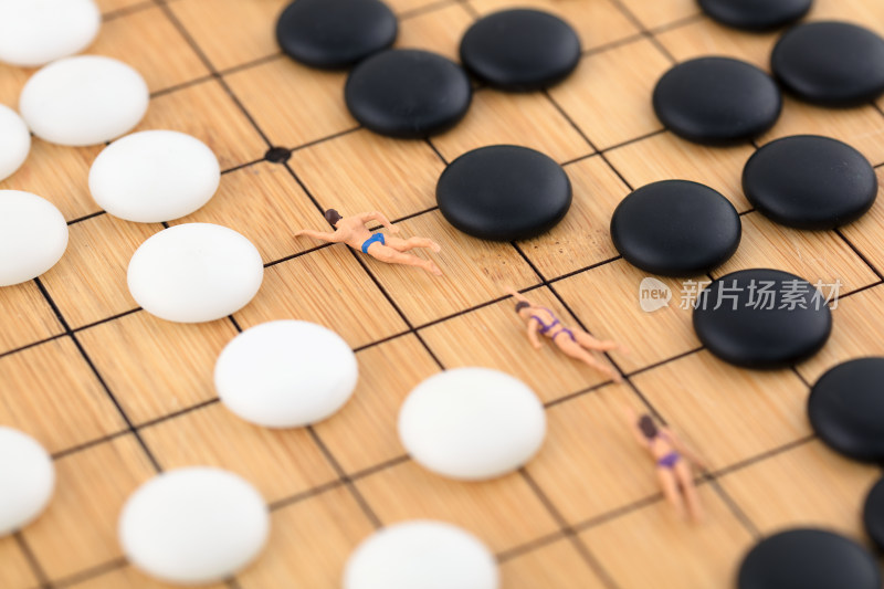 微缩创意棋盘上棋子间游泳