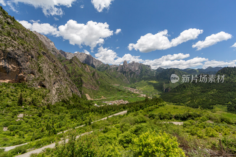 扎尕那蓝天白云山峰