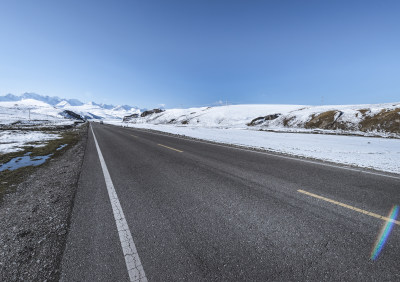 雪山旁的公路风景