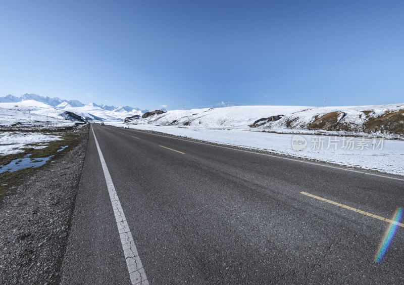 雪山旁的公路风景