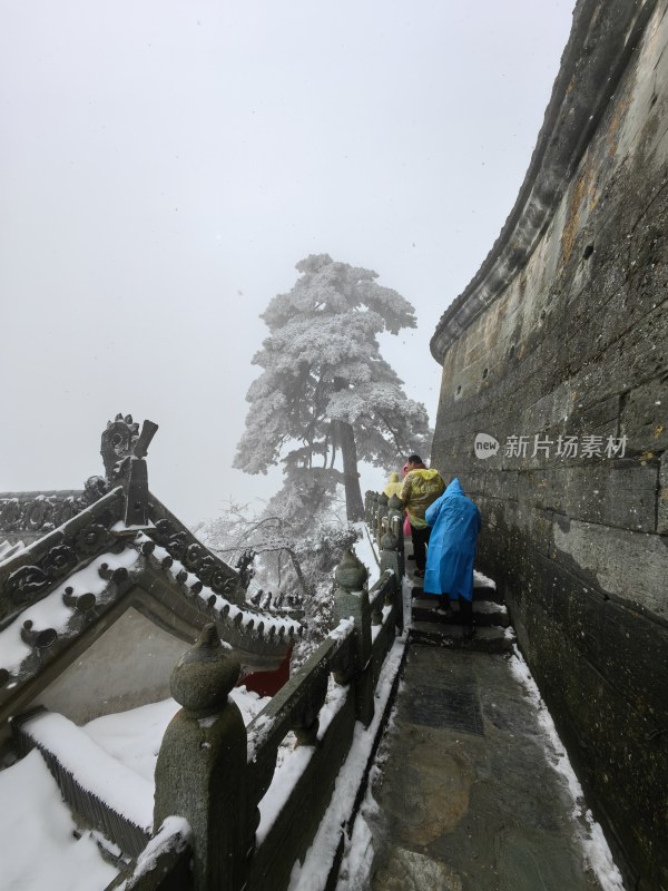 湖北武当山景区冬天大雪雾凇古建筑旅游