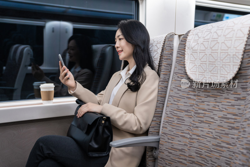 商务女士乘坐地铁使用手机