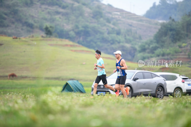 运动员在山间小路上跑步