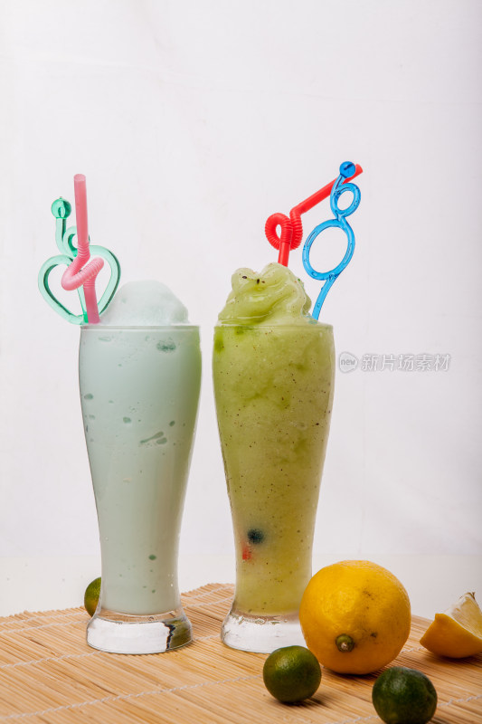 绿色冰饮搭配柠檬青柠