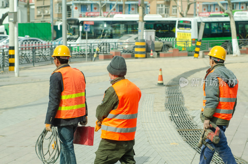 城市街道工人携带工具行走