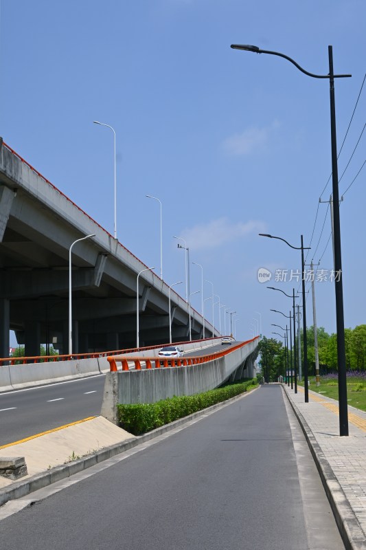 城市高架道路及周边景象