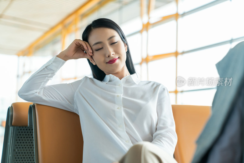 商务女士在机场候机