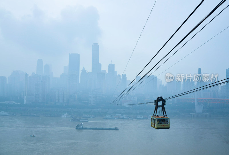 重庆长江索道缆车与城市摩天大楼建筑群