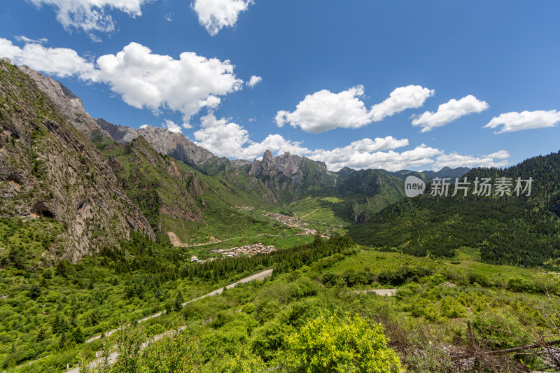 扎尕那蓝天白云山峰