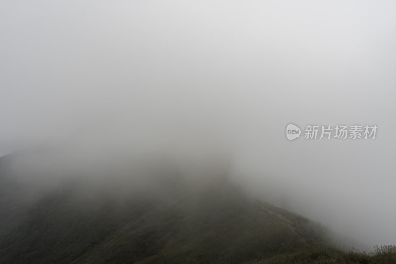 江西武功山云雾缭绕的山间景色