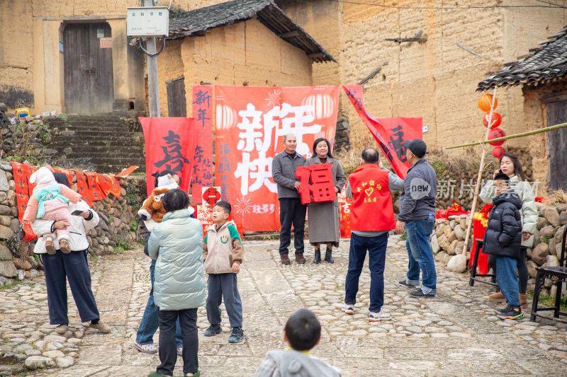 云和摄影家协会为村庄群众免费拍摄全家福