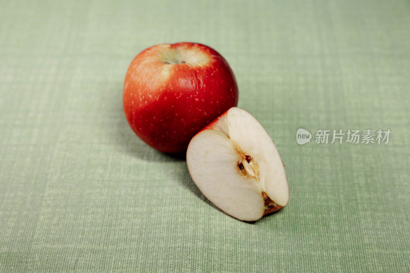绿布背景中的红色苹果