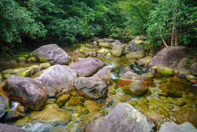 山间溪流