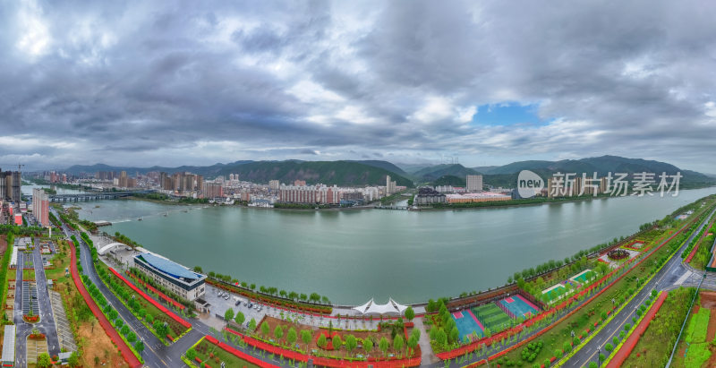 雨后云层下的城市建筑航拍全景图