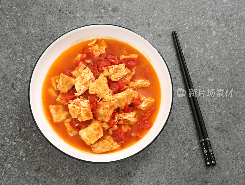 桌面上的一盘子中餐美食家常菜番茄炒鸡蛋