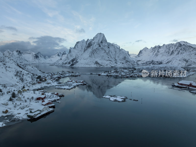 挪威罗弗敦群岛北极圈雷纳冬季雪景高空航拍