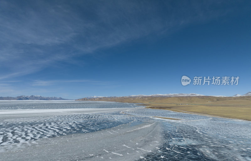 冰湖与远山相连的壮阔自然景象