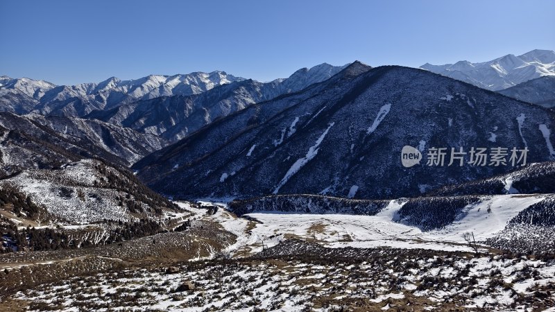 壮丽雪山风景的辽阔远景