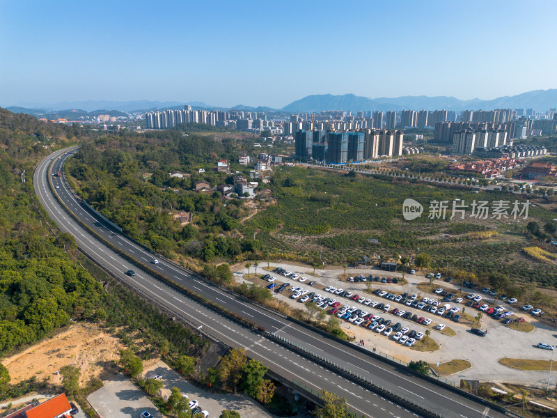 城市边缘的公路与周边建筑的航拍景象