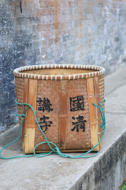 天台山国清寺里的竹篓特写