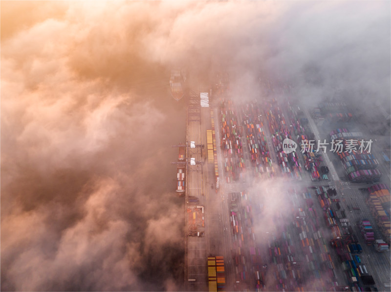 集装箱码头云海航拍