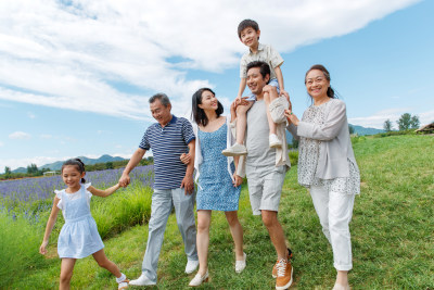 在草地上散步的幸福家庭