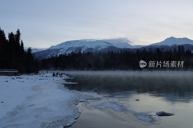 新疆喀纳斯湖/冬季暮色/水面雾气缭绕