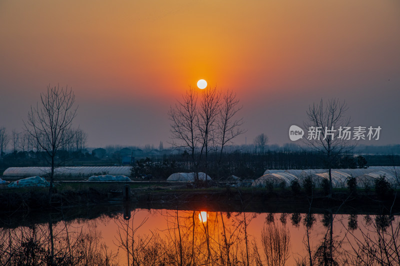 日落黄昏太阳农村乡村池塘农业水面倒影