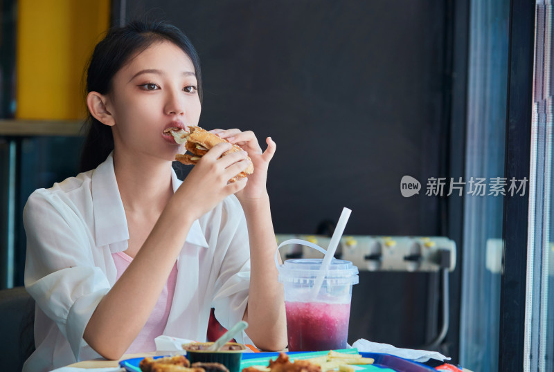 在商场快餐厅大吃特吃的中国可爱少女人像