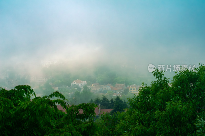 青岛小鱼山大雾天俯瞰城市风光，