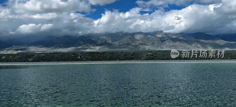 高山下的湖水风光全景