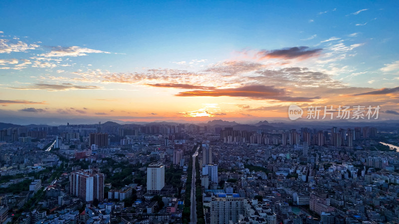 玉林城市清晨日出彩霞航拍图