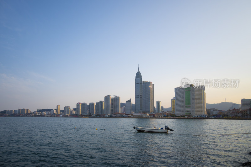 中国山东烟台城市夜景灯光秀滨海建筑风光