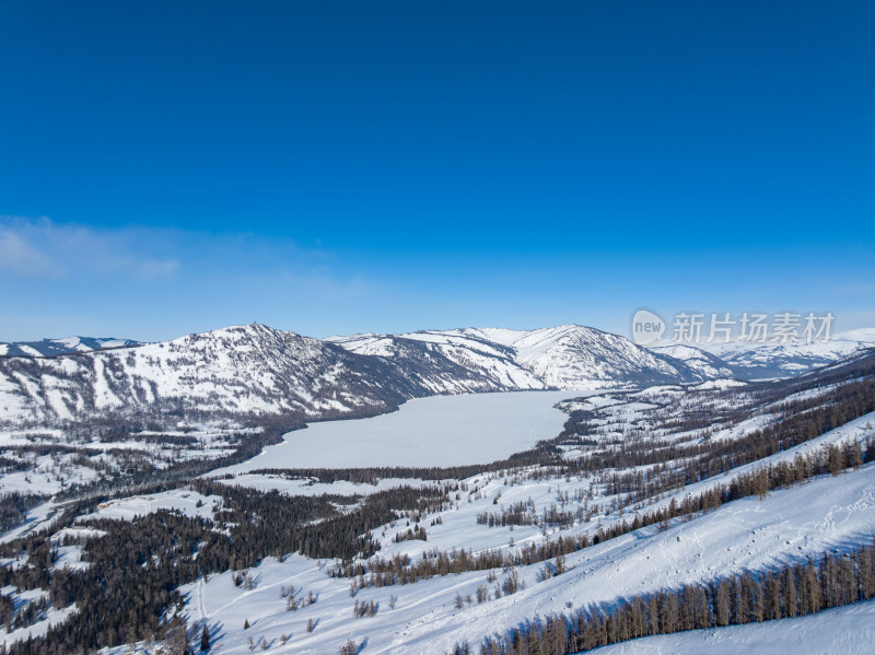 新疆阿勒泰喀纳斯雪景神仙湾晨雾雪山森林