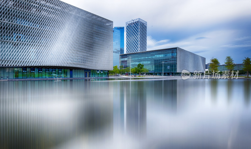 深圳宝安图书馆现代建筑及其水面倒影景观