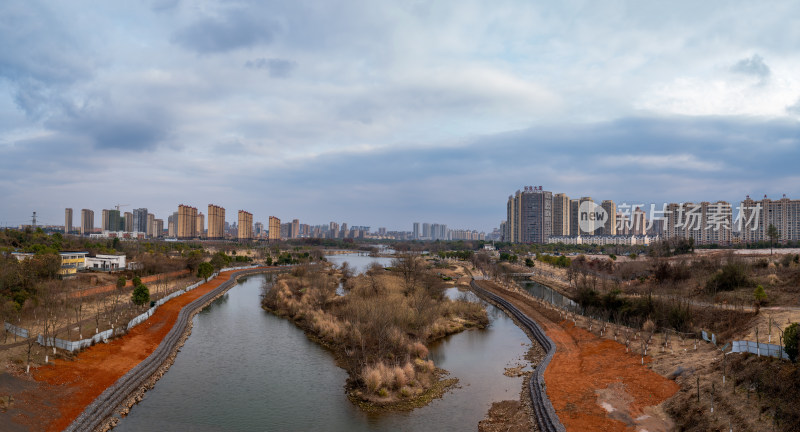 城市中河流与两岸建筑群的全景风光