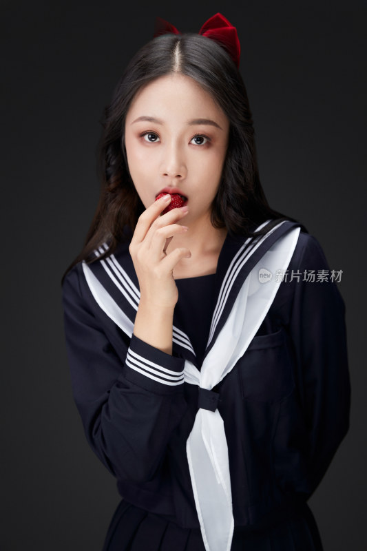 吃水果的亚洲东方长发少女