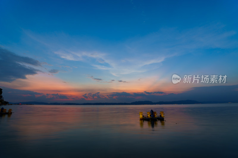 夕阳下的湖面