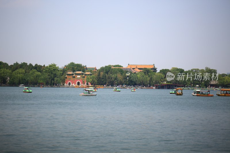 湖面游船与中式建筑景观