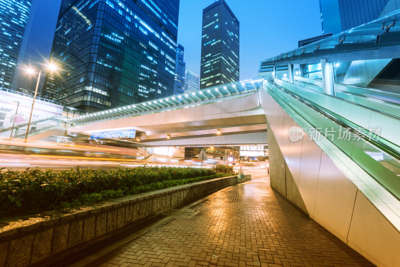 城市街道夜晚车流与高楼景观