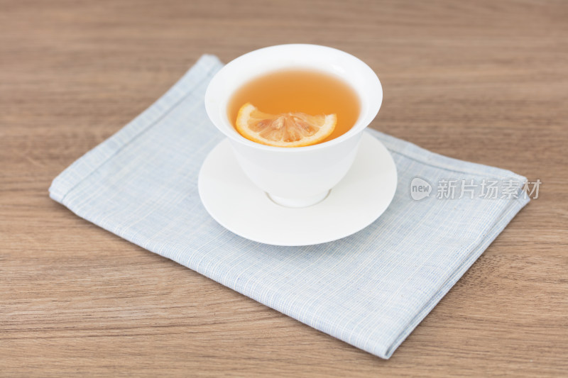 夏季休闲搭配柠檬绿茶