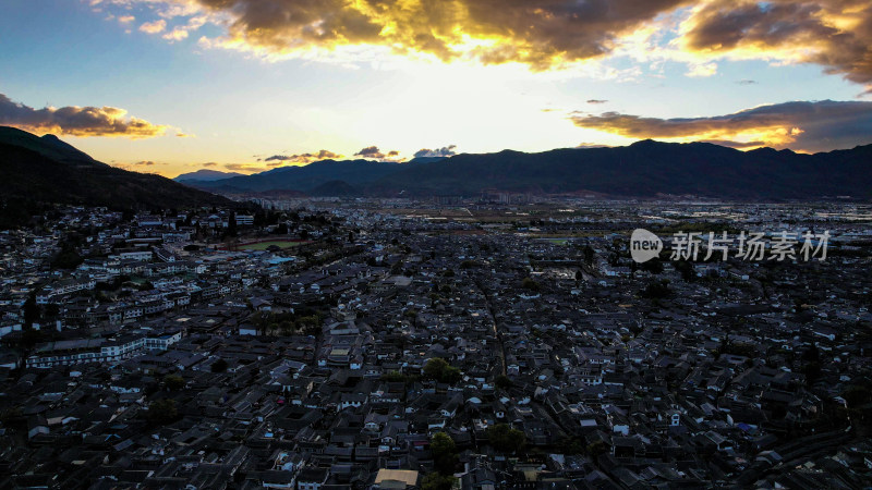 云南丽江古城日落晚霞夕阳航拍图