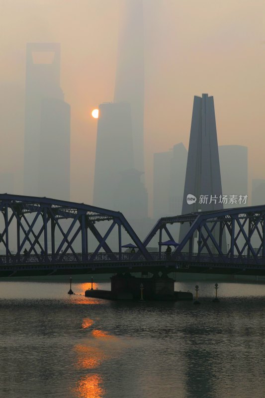 上海外滩外白渡桥陆家嘴城市雾色日出